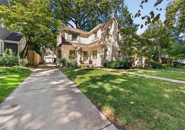 Photo 3 of Single family home for sale at 6848 Edgevale Rd, Kansas City, MO 64113 | MLS# 2643691 | Listing updated on 2026-10-07