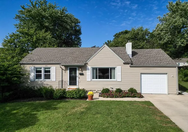 Single family home for sale at 6126 Metcalf Ln, Mission, KS 66202 | MLS# 2643704