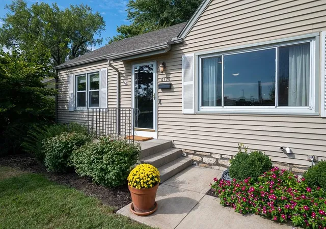 Photo 4 of Single family home for sale at 6126 Metcalf Ln, Mission, KS 66202 | MLS# 2643704 | Listing updated on 2026-10-01
