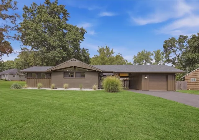 Single family home for sale at 7725 Lamar Ave, Prairie Village, KS 66208 | MLS# 2643705