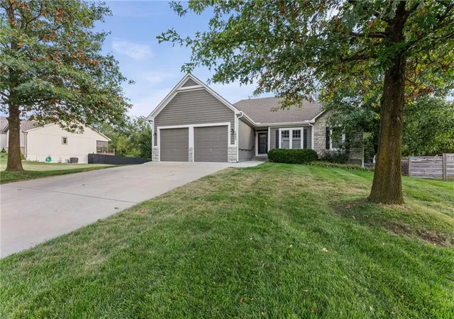Photo 2 of Sale Pending at 1005 Hidden Meadows Dr, Paola, KS 66071 | MLS# 2643710 | Listing updated on 2026-10-06