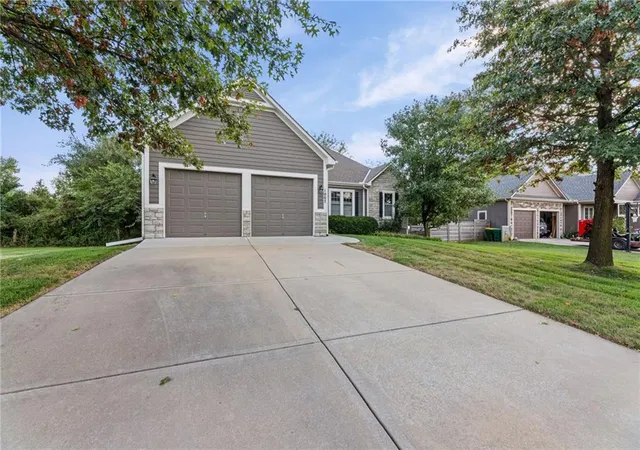 Photo 3 of Sale Pending at 1005 Hidden Meadows Dr, Paola, KS 66071 | MLS# 2643710 | Listing updated on 2026-10-06