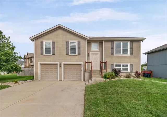 Photo 1 of Single family home for sale at 1505 Clear Crk Dr, Kearney, MO 64060 | MLS# 2643733 | Listing updated on 2026-09-25