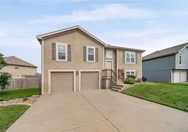 Photo 2 of Single family home for sale at 1505 Clear Crk Dr, Kearney, MO 64060 | MLS# 2643733 | Listing updated on 2026-09-25