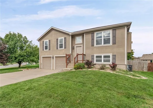 Photo 3 of Single family home for sale at 1505 Clear Crk Dr, Kearney, MO 64060 | MLS# 2643733 | Listing updated on 2026-09-25