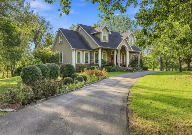 Photo 3 of Single family home for sale at 701 Tanglewoods Dr, Pittsburg, KS 66762 | MLS# 2643753 | Listing updated on 2026-10-13