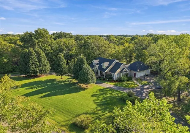 Photo 3 of Single family home for sale at 701 Tanglewoods Dr, Pittsburg, KS 66762 | MLS# 2643753 | Listing updated on 2026-10-13