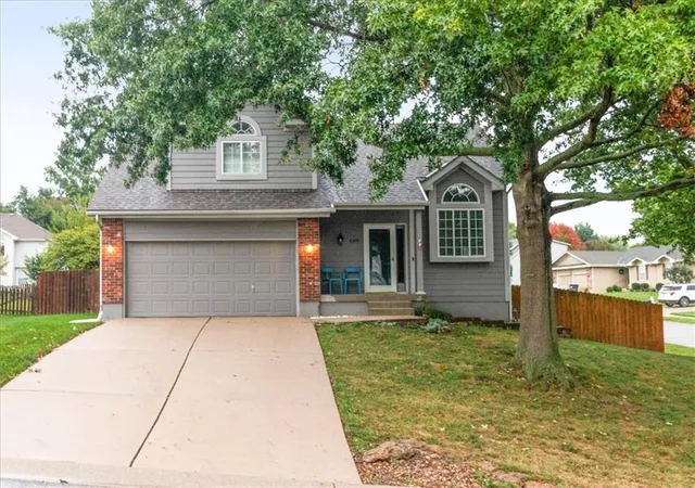 Photo 1 of Single family home for sale at 4301 Nw Cortland Dr, Blue Springs, MO 64015 | MLS# 2643762 | Listing updated on 2026-10-04