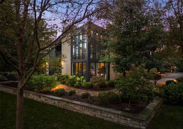 Photo 4 of Sale Pending at 815 W 52nd Street, Kansas City, MO 64112 | MLS# 2643763 | Listing updated on 2026-09-24
