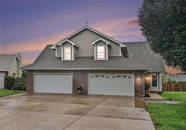 Photo 2 of Multi family home for sale at 513 Cape Cod Ct, Smithville, MO 64089 | MLS# 2643777 | Listing updated on 2026-10-03