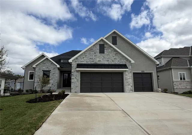 Single family home for sale at 18461 Pawnee Ln, Overland Park, KS 66085 | MLS# 2643778
