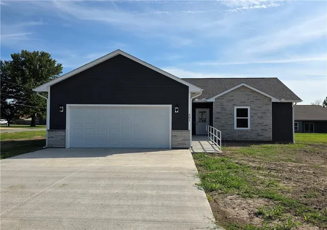 Single family home for sale at 501 Pearl Ave, Independence, KS 67301 | MLS# 2643779