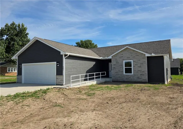 Photo 3 of Single family home for sale at 501 Pearl Ave, Independence, KS 67301 | MLS# 2643779 | Listing updated on 2026-09-28