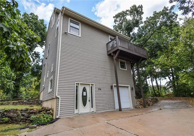 Photo 3 of Single family home for sale at 304 E 164th Terrace, Belton, MO 64012 | MLS# 2643797 | Listing updated on 2026-09-24