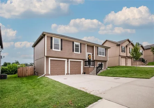Photo 3 of Sale Pending at 1605 Bay Ave, Independence, MO 64058 | MLS# 2643804 | Listing updated on 2026-10-04