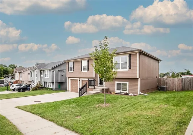 Photo 3 of Sale Pending at 1605 Bay Ave, Independence, MO 64058 | MLS# 2643804 | Listing updated on 2026-10-04