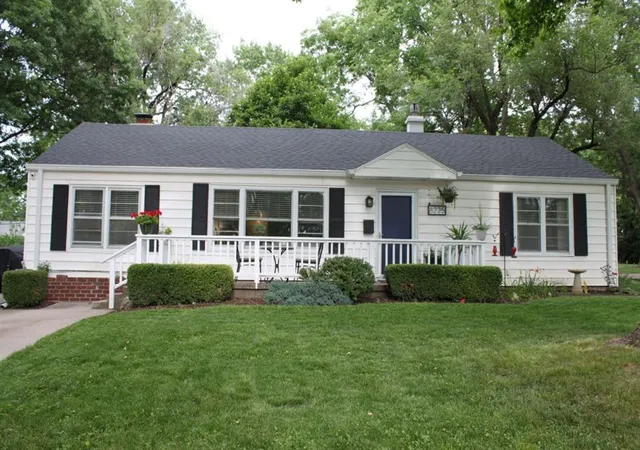 Single family home for sale at 8225 Jarboe St, Kansas City, MO 64114 | MLS# 2643806