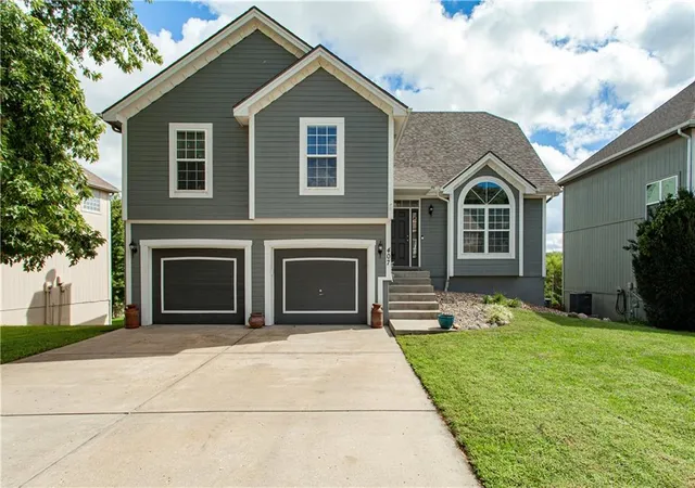 Photo 1 of Sale Pending at 407 Killarney Ln, Smithville, MO 64089 | MLS# 2643810 | Listing updated on 2026-10-03