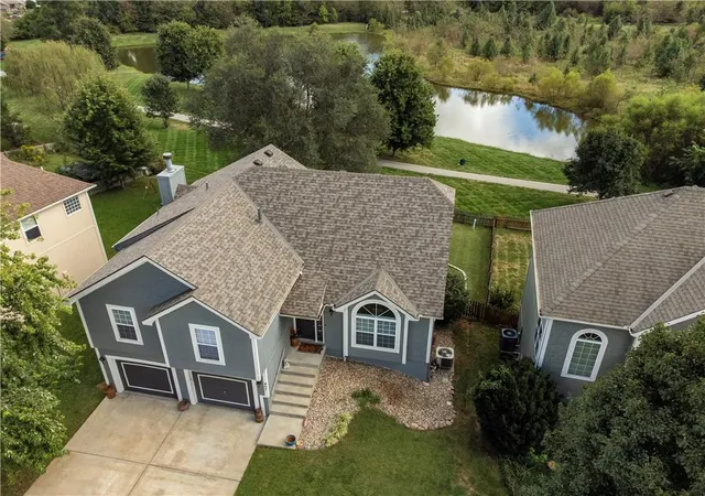 Photo 2 of Sale Pending at 407 Killarney Ln, Smithville, MO 64089 | MLS# 2643810 | Listing updated on 2026-10-03