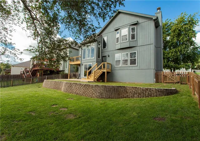 Photo 4 of Sale Pending at 407 Killarney Ln, Smithville, MO 64089 | MLS# 2643810 | Listing updated on 2026-10-03