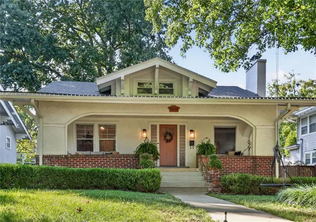 Photo 1 of Sale Pending at 5828 Oak St, Kansas City, MO 64113 | MLS# 2643822 | Listing updated on 2026-10-03
