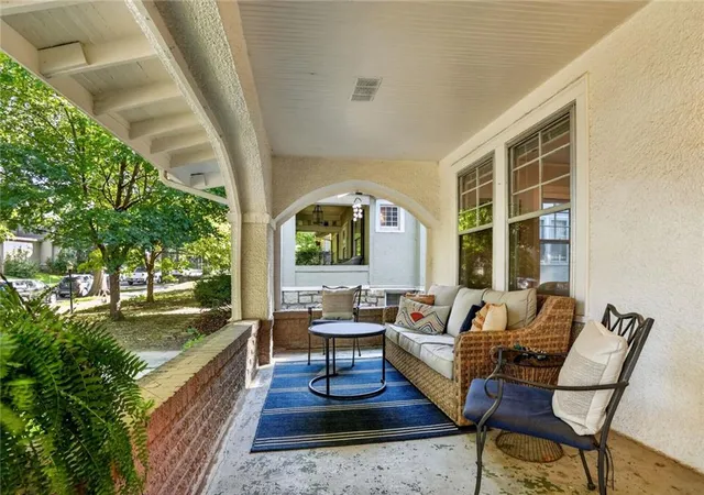 Photo 2 of Sale Pending at 5828 Oak St, Kansas City, MO 64113 | MLS# 2643822 | Listing updated on 2026-10-03