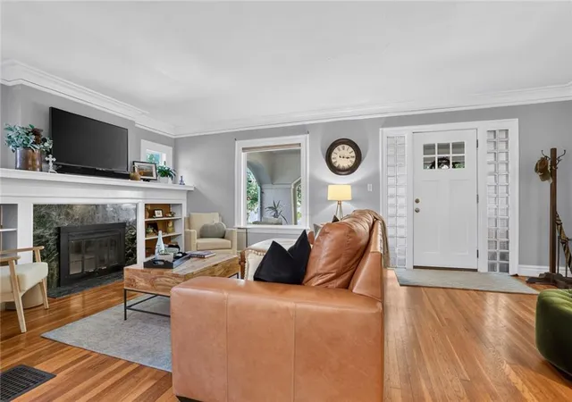 Photo 3 of Sale Pending at 5828 Oak St, Kansas City, MO 64113 | MLS# 2643822 | Listing updated on 2026-10-03