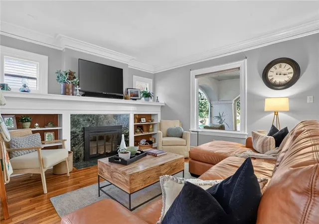 Photo 4 of Sale Pending at 5828 Oak St, Kansas City, MO 64113 | MLS# 2643822 | Listing updated on 2026-10-03