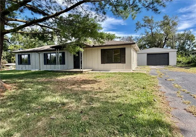 Photo 1 of Single family home for sale at 1611 Se Willow Rd, Lees Summit, MO 64081 | MLS# 2643823 | Listing updated on 2026-10-20
