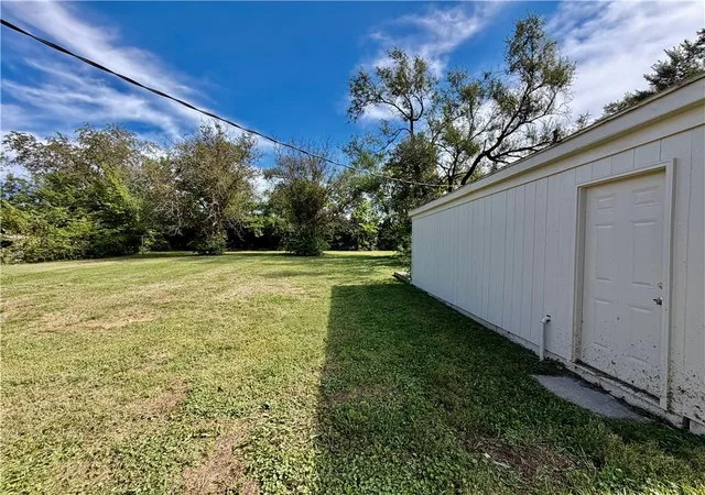 Photo 2 of Single family home for sale at 1611 Se Willow Rd, Lees Summit, MO 64081 | MLS# 2643823 | Listing updated on 2026-10-20