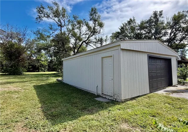 Photo 3 of Single family home for sale at 1611 Se Willow Rd, Lees Summit, MO 64081 | MLS# 2643823 | Listing updated on 2026-10-20