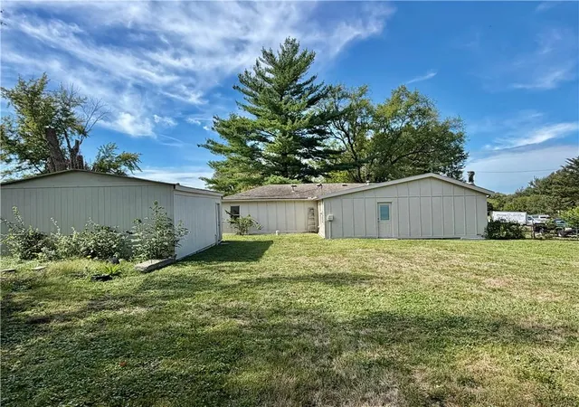 Photo 3 of Single family home for sale at 1611 SE Willow Rd, Lees Summit, MO 64081 | MLS# 2643823 | Listing updated on 2026-10-20