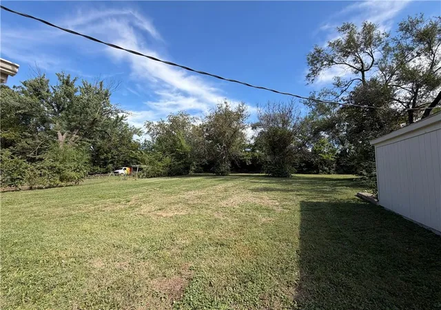 Photo 4 of Single family home for sale at 1611 SE Willow Rd, Lees Summit, MO 64081 | MLS# 2643823 | Listing updated on 2026-10-20