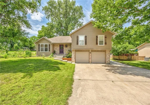 Photo 1 of Single family home for sale at 301 N Harrison St, Spring Hill, KS 66083 | MLS# 2643828 | Listing updated on 2026-09-30