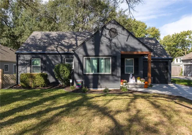 Photo 1 of Single family home for sale at 5510 Roe Blvd, Roeland Park, KS 66205 | MLS# 2643830 | Listing updated on 2026-10-06