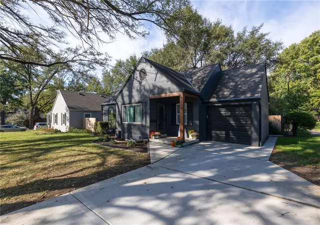 Photo 2 of Single family home for sale at 5510 Roe Blvd, Roeland Park, KS 66205 | MLS# 2643830 | Listing updated on 2026-10-06