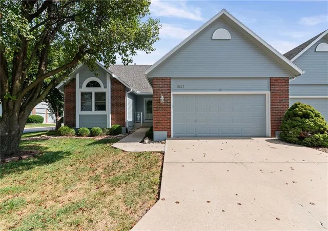 Townhouse for sale at 15607 Broadmoor St, Overland Park, KS 66223 | MLS# 2643845