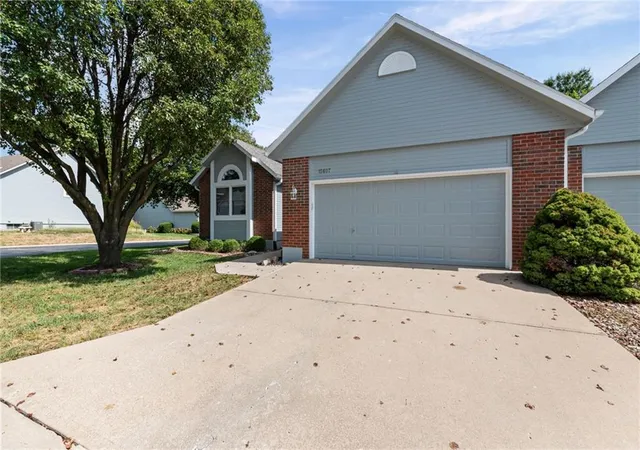 Photo 2 of Townhouse for sale at 15607 Broadmoor St, Overland Park, KS 66223 | MLS# 2643845 | Listing updated on 2026-09-29