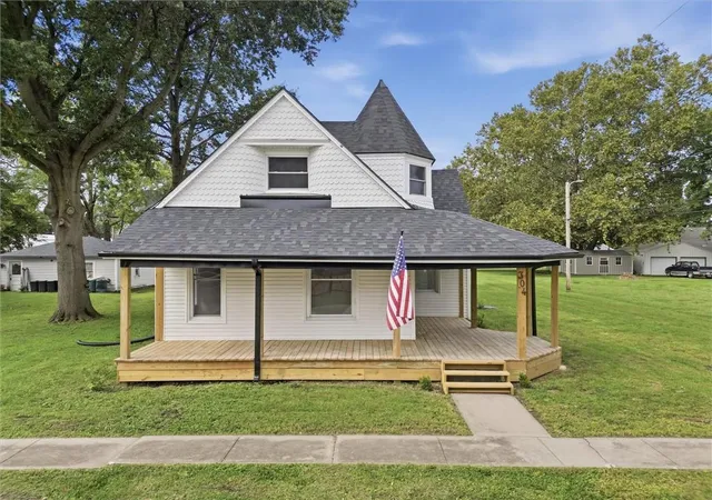 Photo 1 of Single family home for sale at 304 S Elm St, Norborne, MO 64668 | MLS# 2643850 | Listing updated on 2026-10-17