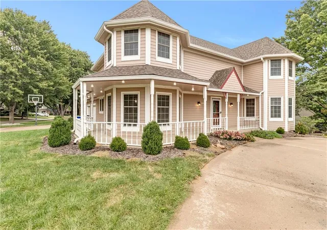 Single family home for sale at 8523 Gillette St, Lenexa, KS 66215 | MLS# 2643861
