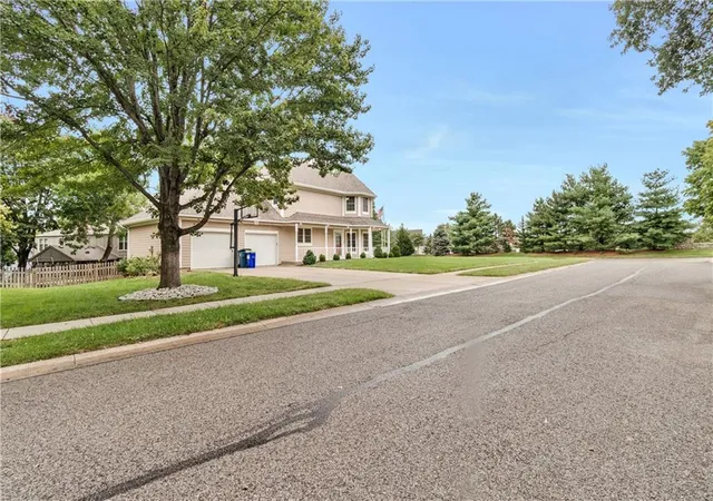 Photo 4 of Single family home for sale at 8523 Gillette St, Lenexa, KS 66215 | MLS# 2643861 | Listing updated on 2026-10-01