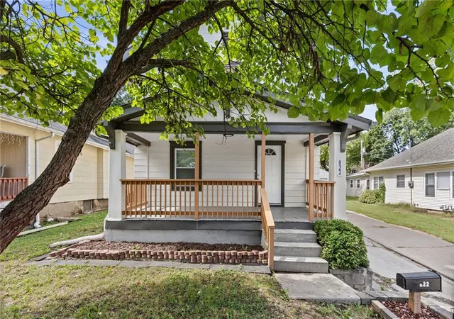 Photo 1 of Single family home for sale at 822 S Hardy Ave, Independence, MO 64053 | MLS# 2643867 | Listing updated on 2026-10-04