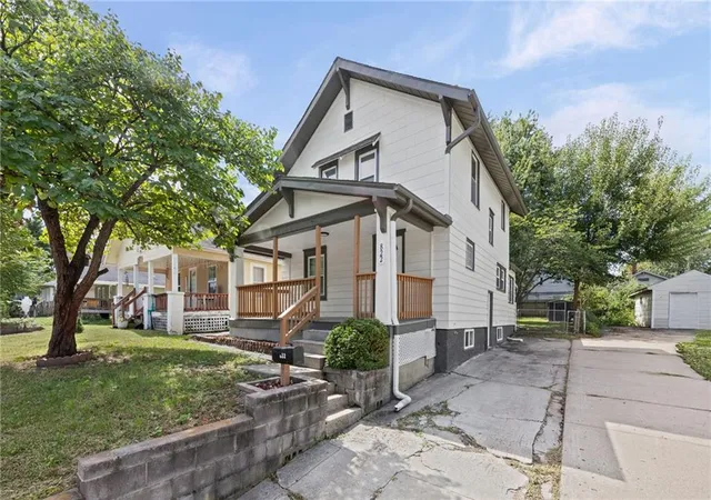 Photo 2 of Single family home for sale at 822 S Hardy Ave, Independence, MO 64053 | MLS# 2643867 | Listing updated on 2026-10-04
