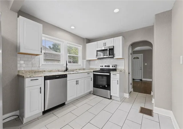 Photo 3 of Single family home for sale at 822 S Hardy Ave, Independence, MO 64053 | MLS# 2643867 | Listing updated on 2026-10-04