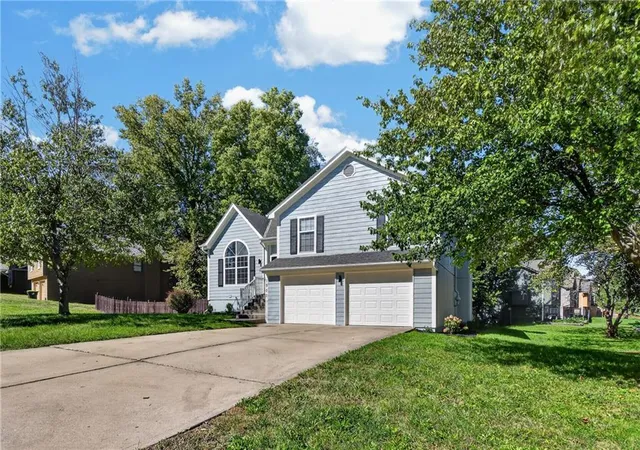 Photo 2 of Single family home for sale at 1500 Ne Bronze Dr, Lees Summit, MO 64086 | MLS# 2643868 | Listing updated on 2026-10-09
