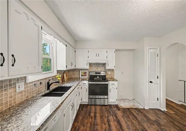 Photo 3 of Sale Pending at 12809 S Raintree Dr, Olathe, KS 66062 | MLS# 2643875 | Listing updated on 2026-09-30