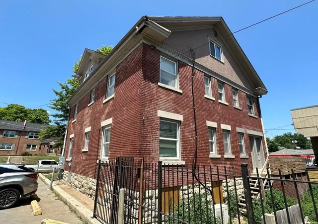 Listing Photo 4 - Condo for sale in building located at 3809 Washington St, Kansas, MO 64111