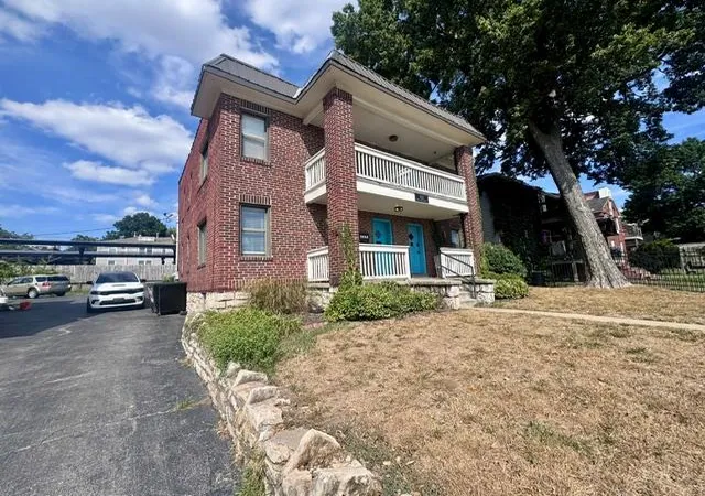 Photo 1 of House for sale at 612 W 40 Street, Kansas City, MO 64111 | MLS# 2643879 | Listing updated on 2026-09-25