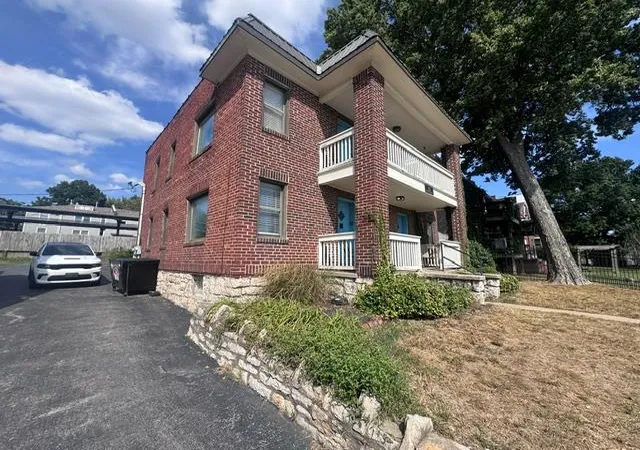 Photo 2 of House for sale at 612 W 40 Street, Kansas City, MO 64111 | MLS# 2643879 | Listing updated on 2026-09-25