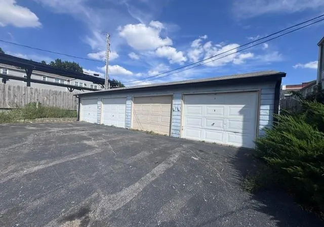 Photo 4 of House for sale at 612 W 40 Street, Kansas City, MO 64111 | MLS# 2643879 | Listing updated on 2026-09-25